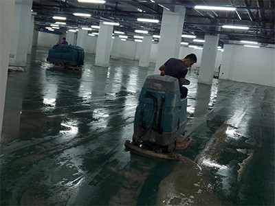 青島某小區(qū)地下車庫進(jìn)水，租賃坦能駕駛式洗地機(jī)T17、T7救場(chǎng)