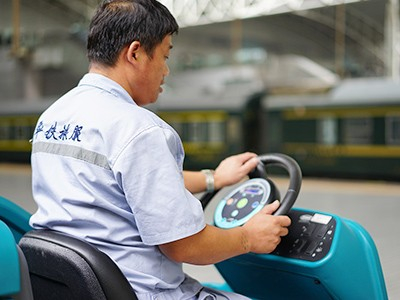 青島捷立分享駕駛式掃地機(jī)在使用過程中的注意事項